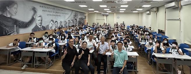 苗栗縣君毅高中攜手國立清華大學，暑期營隊全新啟動。（君毅中學提供／謝明俊苗栗傳真）