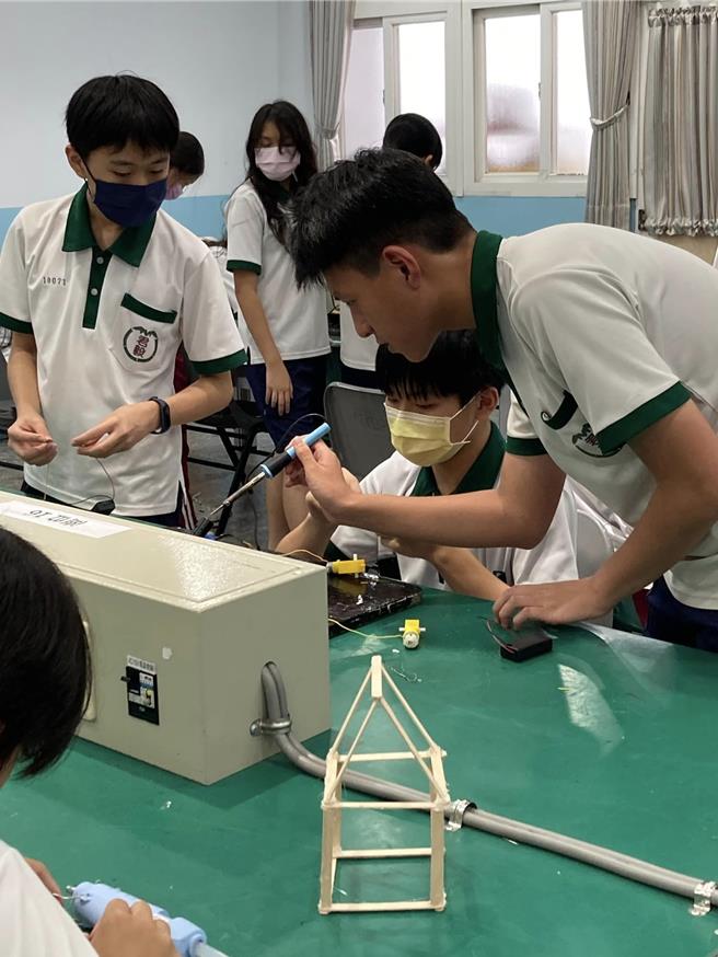 苗栗縣君毅高中攜手國立清華大學，暑期營隊全新啟動。（君毅中學提供／謝明俊苗栗傳真）