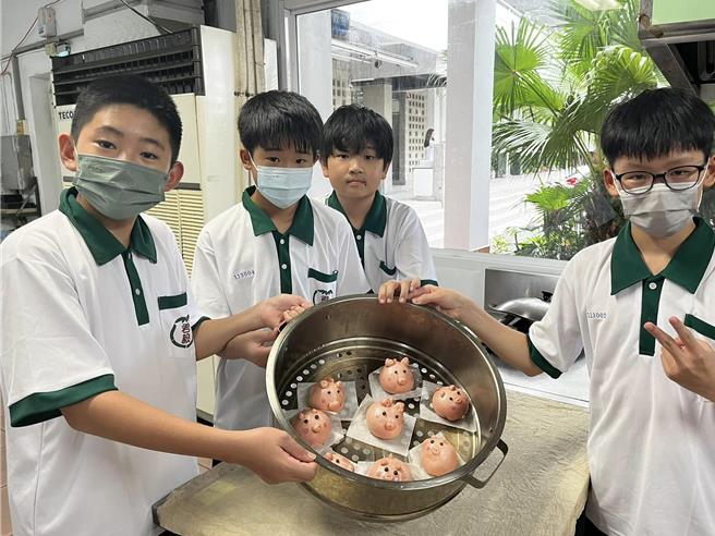 苗栗縣君毅高中君毅中學餐飲科暑期課程整合一流設備與師資，安排烘焙和輕食課程，讓學生體驗手作的樂趣，培養手作能力與專注力。（君毅中學提供／謝明俊苗栗傳真）