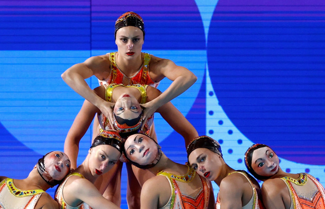 巴黎奥运水上芭蕾项目，法国队「前后都是脸」的奇异造型吸引不少讨论。（图／路透）