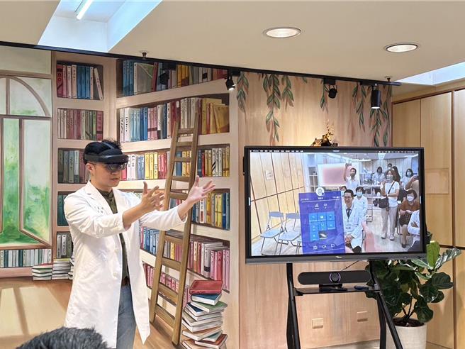 臺大雲林分院圖書室改造成功，7日舉行揭牌儀式開箱，一名實習醫師透過ＭR（混合實境）學習心臟解剖相關知識。（周麗蘭攝）