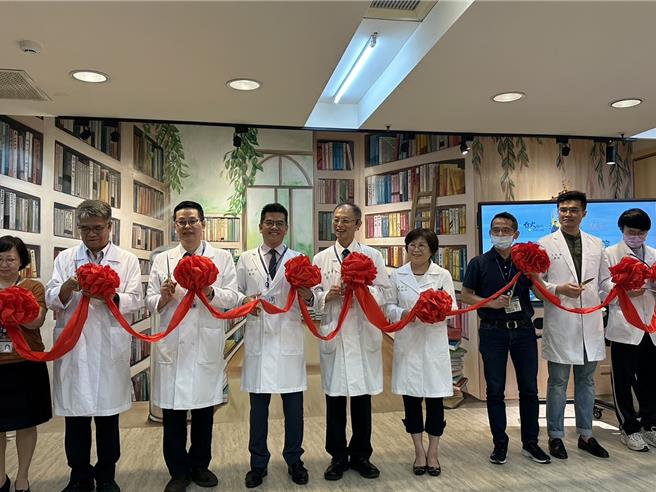 臺大雲林分院圖書室使用善心企業捐款200萬元改造圖書室及設置未來教室，7日揭牌。（周麗蘭攝）