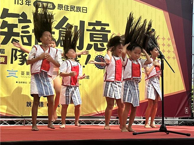 台东县兰屿乡东清国小首度跨海参与族语创意队呼竞赛，男孩穿着丁字裤、女孩甩动长髮，舞出达悟族的力与美。（蔡旻妤摄）