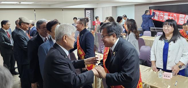 高雄市模范父亲协会理监事们亲切的与新当选的「第十八届杰出父亲」道贺，并欢迎大家加入这个大家庭。（柯宗纬摄）