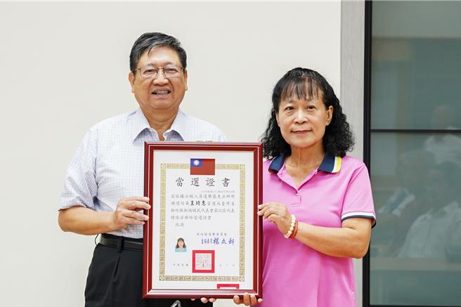 擔任新縣選委會主委的縣長楊文科（左），7日頒發新埔鎮代補選當選證書給王琦惠（右）。（羅浚濱攝）