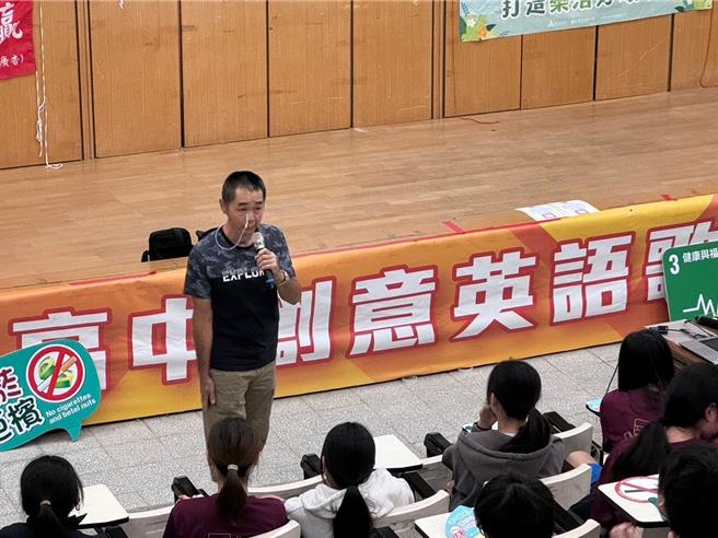 羅經德2年前罹患口腔癌4期，動手術切除舌頭，他加入陽光基金會口腔癌宣導志工行列分享自身故事。（陽光基金會提供／呂筱蟬桃園傳真）