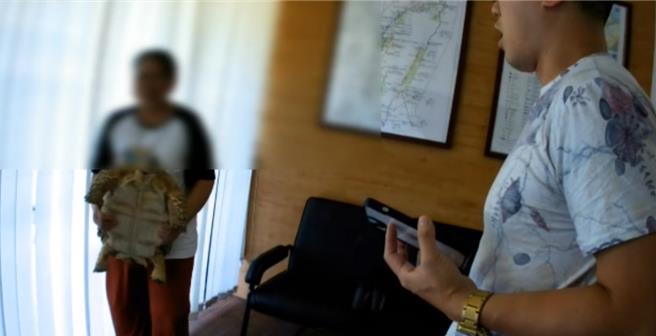 阿嬤家的外籍女看護，確認烏龜是阿嬤養8年的蘇卡達象龜，當天因阿嬤幫牠洗完澡，趁圍欄沒圍好，一溜煙跑出距離100公尺外巷口逗留。（清水警分局提供／張妍溱台中傳真）