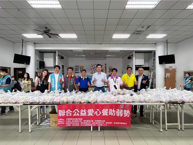 台灣民眾黨高雄市黨部今（7）日舉辦「聯合公益愛心餐助弱勢」活動，力邀三民區安發里、安吉里、同德里等3個里辦公處一同共襄盛舉。（柯宗緯翻攝）