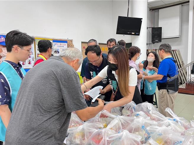 台灣民眾黨高雄市黨部今（7）日舉辦「聯合公益愛心餐助弱勢」活動，力邀三民區安發里、安吉里、同德里等3個里辦公處一同共襄盛舉。（柯宗緯翻攝）