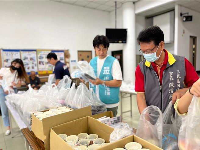 台灣民眾黨高雄市黨部今（7）日舉辦「聯合公益愛心餐助弱勢」活動，力邀三民區安發里、安吉里、同德里等3個里辦公處一同共襄盛舉。（柯宗緯翻攝）