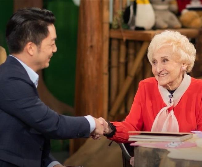 台湾英语教母彭蒙惠（右）为「空中英语教室」创办人，曾在2021年荣获第25届台北文化奖特别奖。（台北市文化局提供／刘玮晴台北传真）