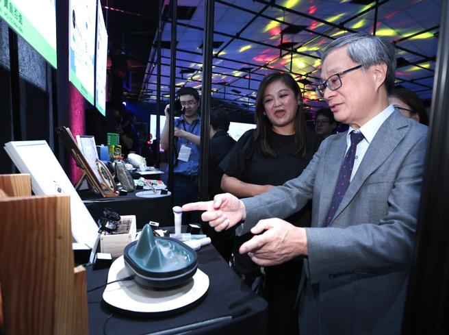 文化部長李遠認為《零日攻擊》獲文化部補助，是評審看重其國際商業性。文化部長李遠（右）出席「2024臺灣文博會」並參觀攤位產品。（陳俊吉攝）