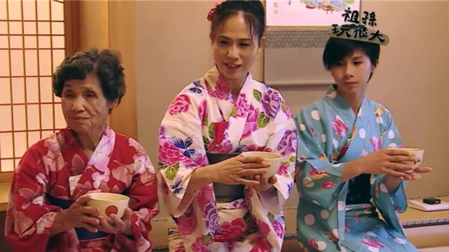 林郁婷（右）与母亲廖秀兰（中）、阿嬷廖秦美玉。（公视提供）