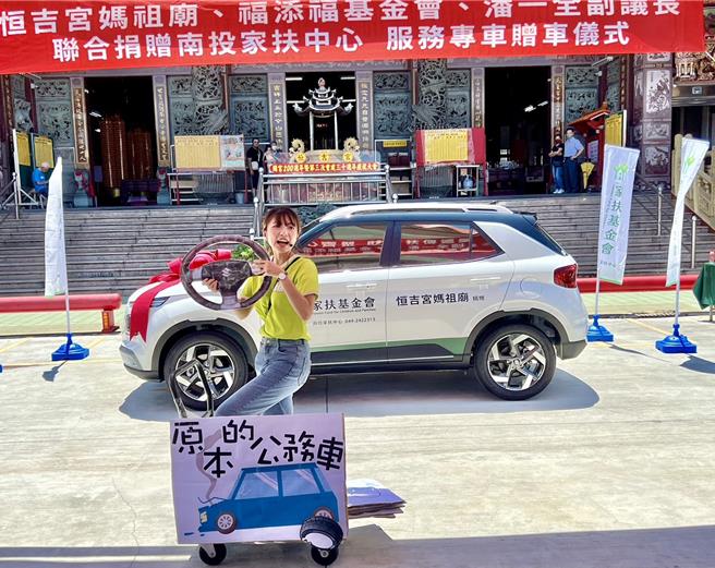 家扶中心社工演行動短劇，公務車方向盤突脫落，大家以為是劇情設計，卻是真實故事。（楊靜茹攝）