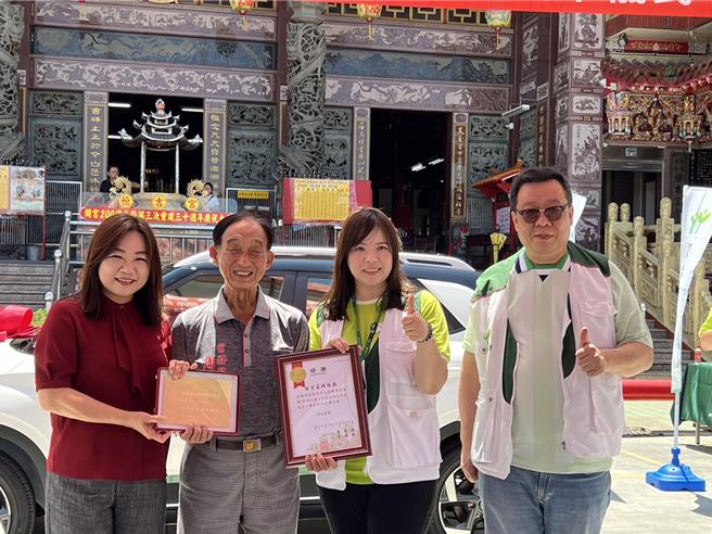 南投縣家扶中心主任李雅婷及大埔里區扶幼主委馬長風，頒贈感謝狀給立委馬文君、恒吉宮媽祖廟。（楊靜茹攝）