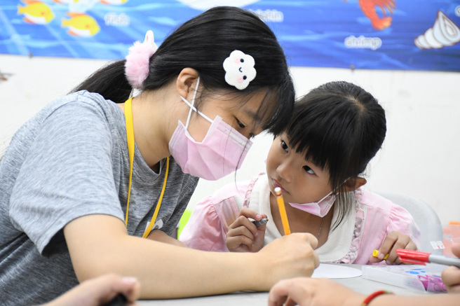 113年度偏鄉藝術美感育苗計畫-一起來畫畫美術課程。(照片/教育部提供)
