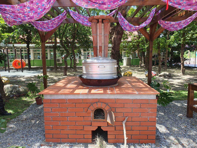 國立高雄科技大學營建系執行教育部USR計畫「U can do it! 高雄山都心永續藍圖」，今年再完成一案偏鄉義築計畫，將傳統客家灶移交給六龜新威國小。(照片/國立高雄科技大學提供)