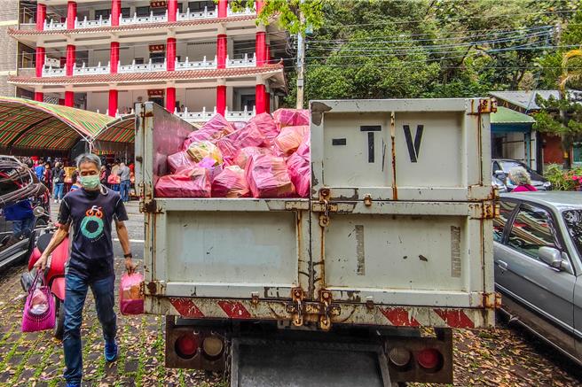 新竹县环保局去年中元节办理「纸钱减量集中烧清运服务」，减少焚烧纸钱的空污成效不错。（罗浚滨摄）