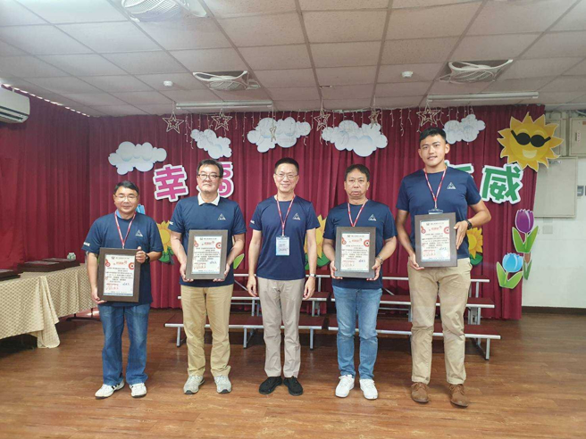 圖左一為現任高科大校友會總會長、華洲營造股份有限公司董事長譚本榮；圖左二為立竑預伴股份有限公司董事長楊芳銘；圖右二為啓丞營造有限公司負責人王文宗；圖右一為鑫鑫工程有限公司工程師許瑋升。(照片/國立高雄科技大學提供)