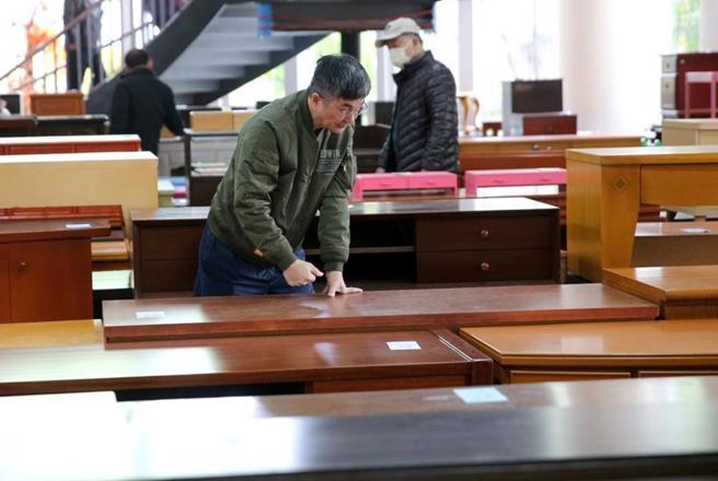 台北市2003年首创的家具再生展示场，透过回收整修拍卖，促进再生家具循环再利用，近3年平均每年生产约1万件、贩卖件数平均9103件，总成交金额每年平均589万7340元。（本报资料照片）