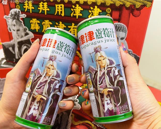 津津蘆筍汁與霹靂布袋戲英雄素還真跨界聯手秀出新包裝。（霹靂國際多媒體提供）