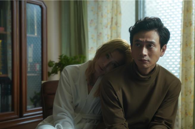 鄭秀文（左）、劉冠廷首次合作就有親密互動，對彼此都留下深刻印象。（華映娛樂提供）