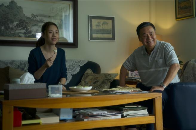 聽不懂台語的鄧麗欣（左），和習慣講台語的蔡振南喜劇節奏意外合拍。（華映娛樂提供）