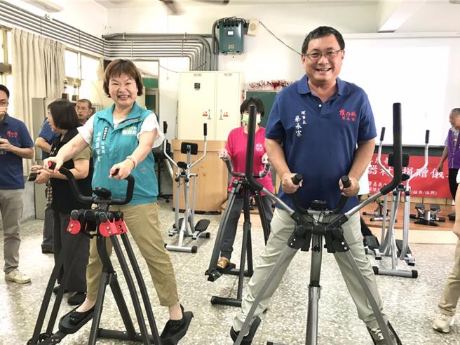樸仔媽微型利他慈善會將拍得的健身器材捐給民雄鄉3社區，捐贈儀式上，社會局長張翠瑤與樸仔媽微型利他慈善會理事長蔡承宗一起試用健身器材。（嘉義縣政府提供／呂妍庭嘉義傳真）