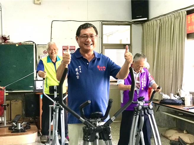 樸仔媽微型利他慈善會將拍得的健身器材捐給民雄鄉3社區，捐贈儀式上，樸仔媽微型利他慈善會理事長蔡承宗開心試用健身器材。（嘉義縣政府提供／呂妍庭嘉義傳真）