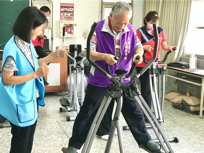 3個社區共獲贈滑步機10台、迷你腳踏車11台、腳擺轉手器1台、迷你滑步器1台、手腳運動器1台。（嘉義縣政府提供／呂妍庭嘉義傳真）