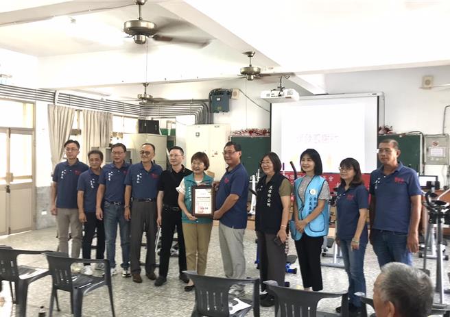 社會局長張翠瑤到場致贈感謝狀給樸仔媽微型利他慈善會理事長蔡承宗，民雄鄉長林于玲、執行署嘉義分署長柯怡伶等人到場見證。（嘉義縣政府提供／呂妍庭嘉義傳真）