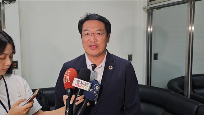 基隆市選委會總幹事張淵翔（中）表示，選委會7日下午已經完成查對的連署書（不含查詢單部分）函報中選會，確切完整的查對結果，將於14日再函報中選會。（張志康攝）