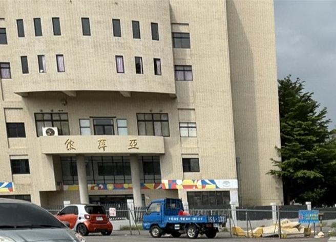 岭东科大春安校区后门学生出入频繁，因道路设计不尽完善，将进行改善。（陈淑娥摄）