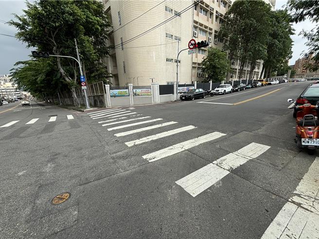 岭东科大春安校区后门学生出入频繁，因道路设计不尽完善，将进行改善。（陈淑娥摄）