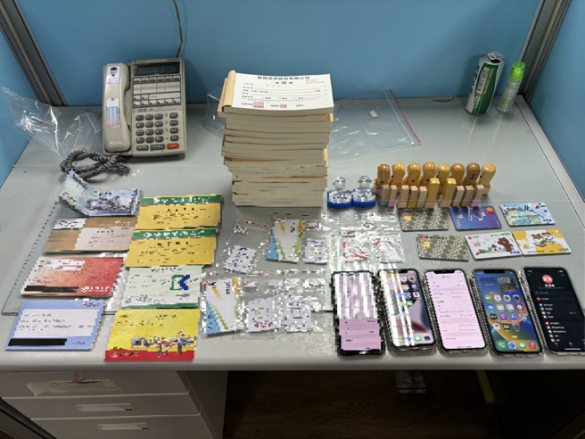警方查扣作案用手機、假投資收款收據及公司大小章、人頭公司450萬元等贓證物。(翻攝照片／林郁平台北傳真）