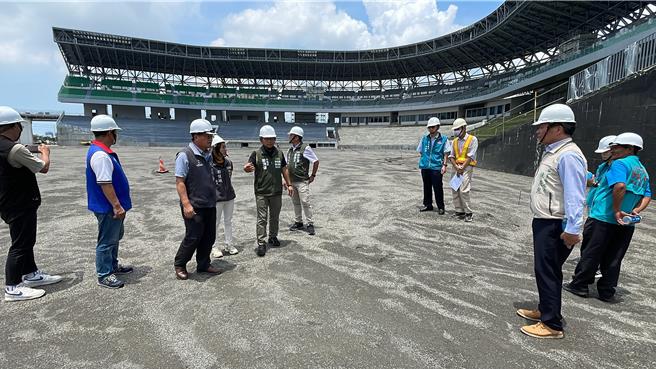 台南市议会工务委员会7日会勘亚太棒球村成棒主球场。（宝智华摄）