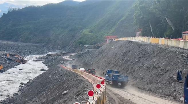 台20线南横公路明霸克露桥河床便道通车。（公路局提供／蔡明亘台北传真）