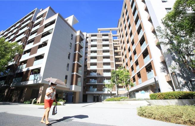 台北市近年来积极推动兴建社会住宅，不过国民党台北市议员詹为元发现，独居长者虽然被列为弱势户，但时限一到还是得自行到外面租屋，或者重新排队入住社宅，对于年长者来说是相当大的挑战。图为示意图，非当事社宅。（本报资料照片）