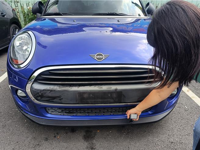 前方大貨車爆胎，胎皮飛噴，將廖小姐的車牌擊落，保險桿和車頭也受損。（國道第五公路警察大隊提供／羅琦文屏東傳真）