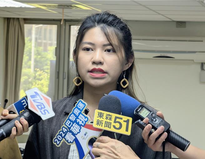 公民團體「山海公民拆樑行動」發言人李晏蓉表示，罷免案第二階段的通過已成定局，後續將透過街講、發傳單、遊街等行動，持續推動罷免案。（張志康攝）