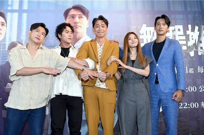 陈家逵（左起）、庄凯勛、黄镫辉、蔡黄汝、锺承翰今出席《无罪推定》记者会。（华视、公视台语台提供）