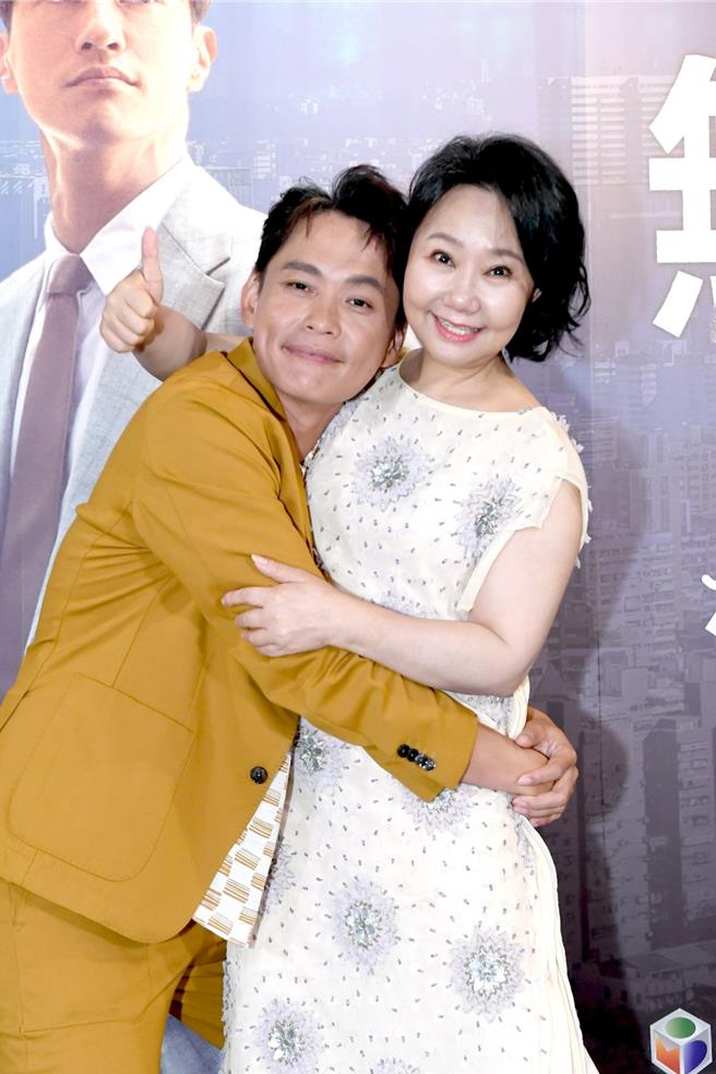 黄镫辉（左）和吕雪凤饰演母子，有不少赚人热泪的戏分。（华视、公视台语台提供）