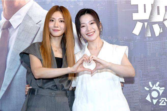 蔡黄汝（左）和杨小黎饰演闺蜜，为彼此的梦想打气。（华视、公视台语台提供）