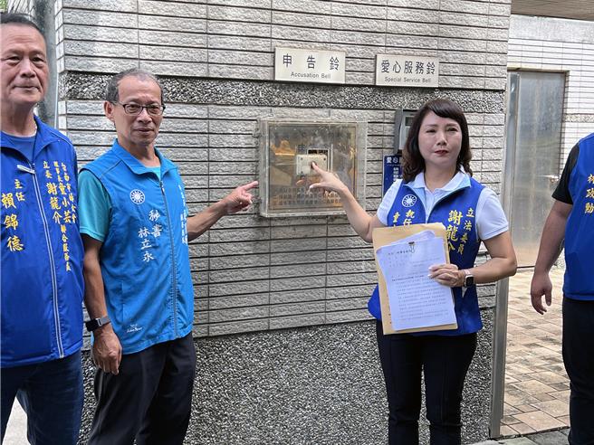 立委谢龙介服务处执行长童小芸7日代表台南市后壁区竹新里乡亲，前往台南地检署告发经济部水利署、农业部农田水利署、台南市政府水利局等单位，涉嫌贪污、刑法废弛职务等罪嫌。（洪荣志摄）