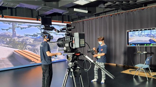 影視系秉持做中學的核心價值，以編導、攝影、燈光、聲音設計、剪輯、美術造型等影視製作課程作為根基，藉由自主學習圓夢課程，讓學子們看見教室以外的視野。（義守大學提供／林雅惠高雄傳真）