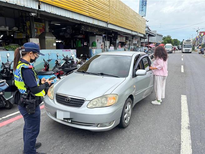東港警方會同縣警局交通隊加強華僑市場周邊道路整頓工作，暑假以來開出456張罰單。（東港警分局提供／羅琦文屏東傳真）