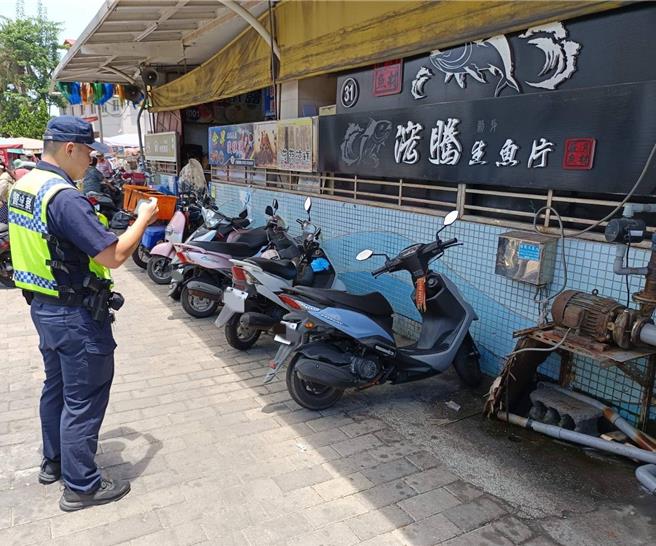 員警對違規臨停或停放人行空間，逕行告發取締。（東港警分局提供／羅琦文屏東傳真）