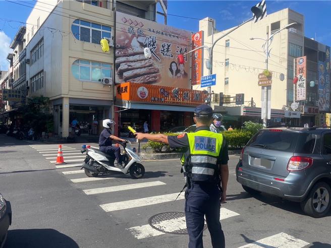 東港警分局暑假期間展開華僑市場周邊交通整頓。（東港警分局提供／羅琦文屏東傳真）