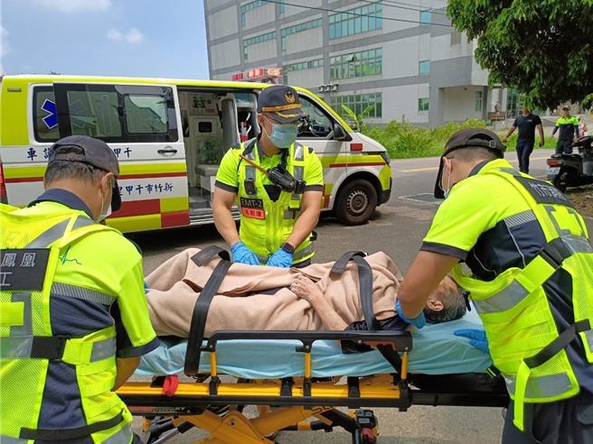 新竹市警消出动大批人力，在48小时的地毯式连续搜索后，最终在7日上午于树林旁水圳找到陈妇并将她送医。（警方提供／王惠慧新竹传真）