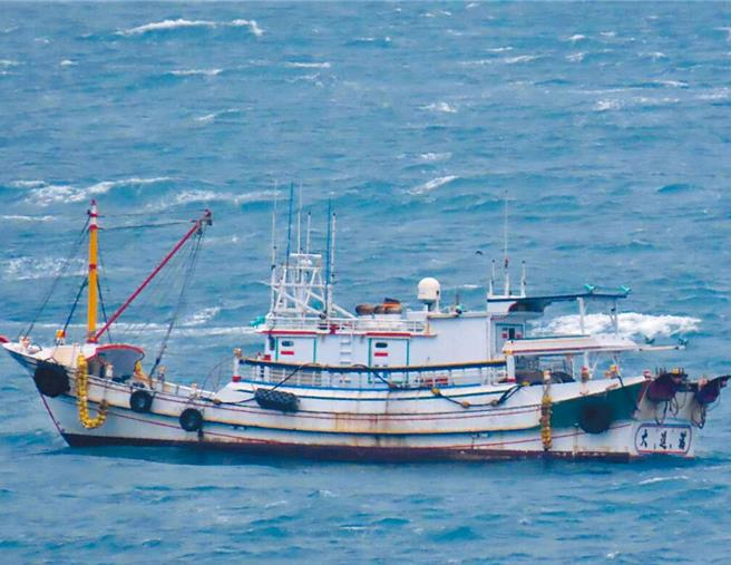 我國籍漁船「大進滿88號」上月初從澎湖出海到金門北碇島附近海域作業時，遭陸方7艘海警船登船扣押，至今已超過1個月讓家屬焦急，經澎湖兩岸交流協會理事長陳雙全多日協商下出現曙光。（本報資料照片）